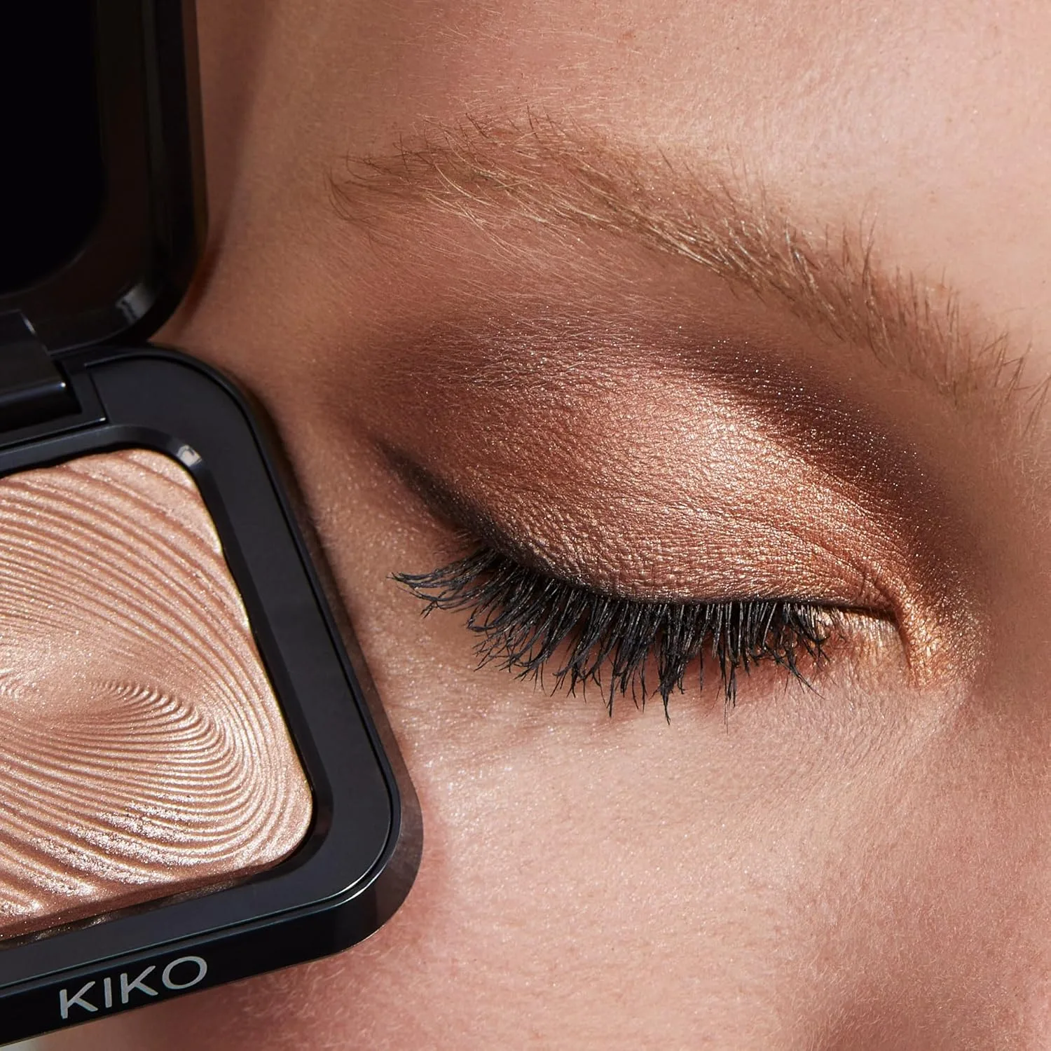 KIKO Milano Водные тени для век | Мгновенно окрашивающие тени, для влажного и сухого нанесения, 02 Champagne — фото 3