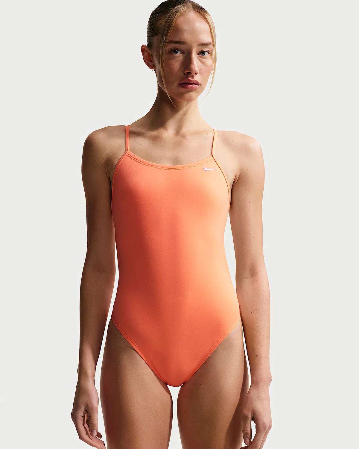Женский цельный купальник Nike Swim HydraStrong Essential с вырезами, Orange Pulse — фото 2