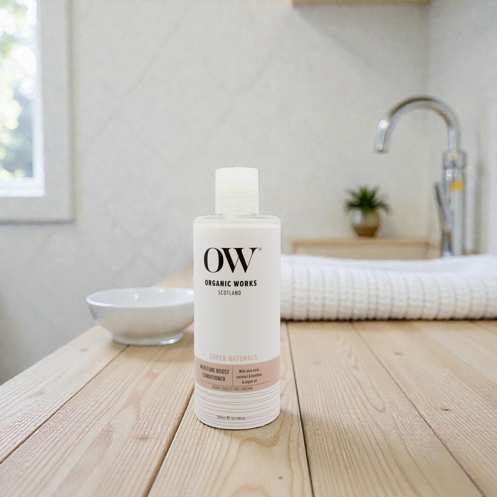 Увлажняющий кондиционер Super Naturals Moisture Boost от Organic Works для мужчин и женщин - 10,14 унций (300 мл), прозрачный — фото 2