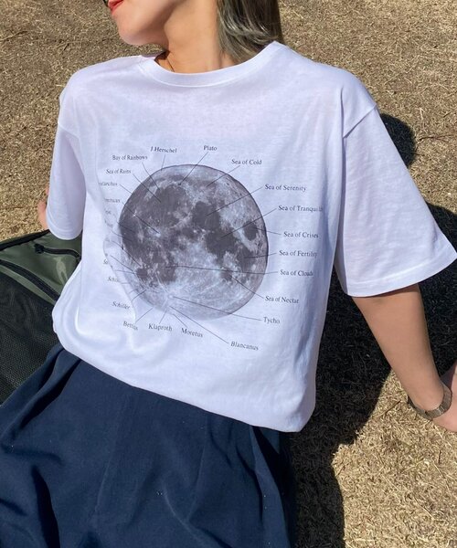 

CIAOPANIC TYPY Футболка унисекс с принтом "Лунный кратер и логотип Земли" CIAOPANIC, белая