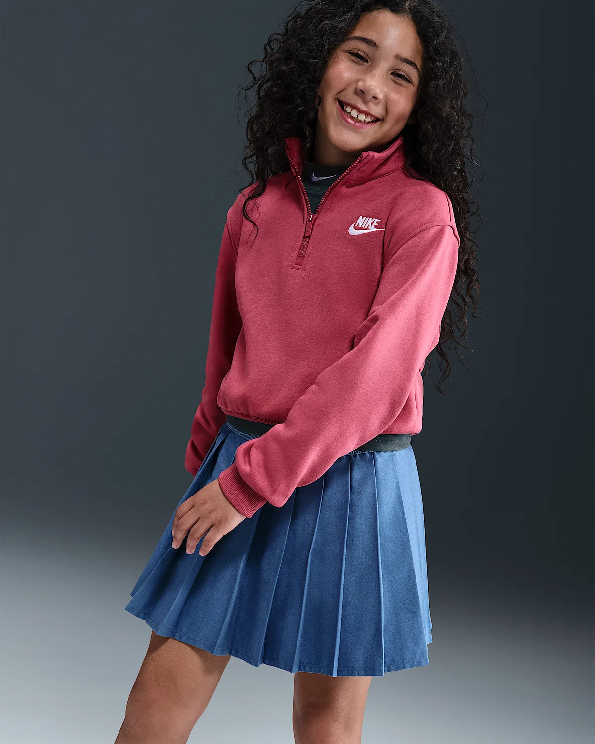 Детская (девочки) длинная футболка Nike Sportswear Club Fleece с полузастежкой-молнией, Sweet Beet/White — фото 3