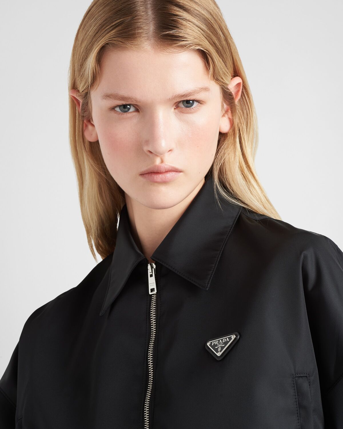 Укороченный блузон из переработанного нейлона Prada, черный — фото 4
