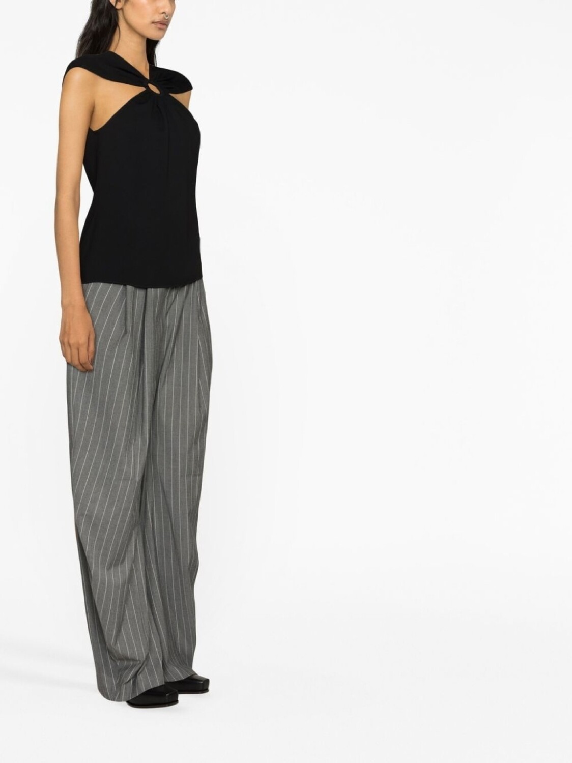 Футболка Stella McCartney Ring Hardware Cold Shoulder, черный — фото 4