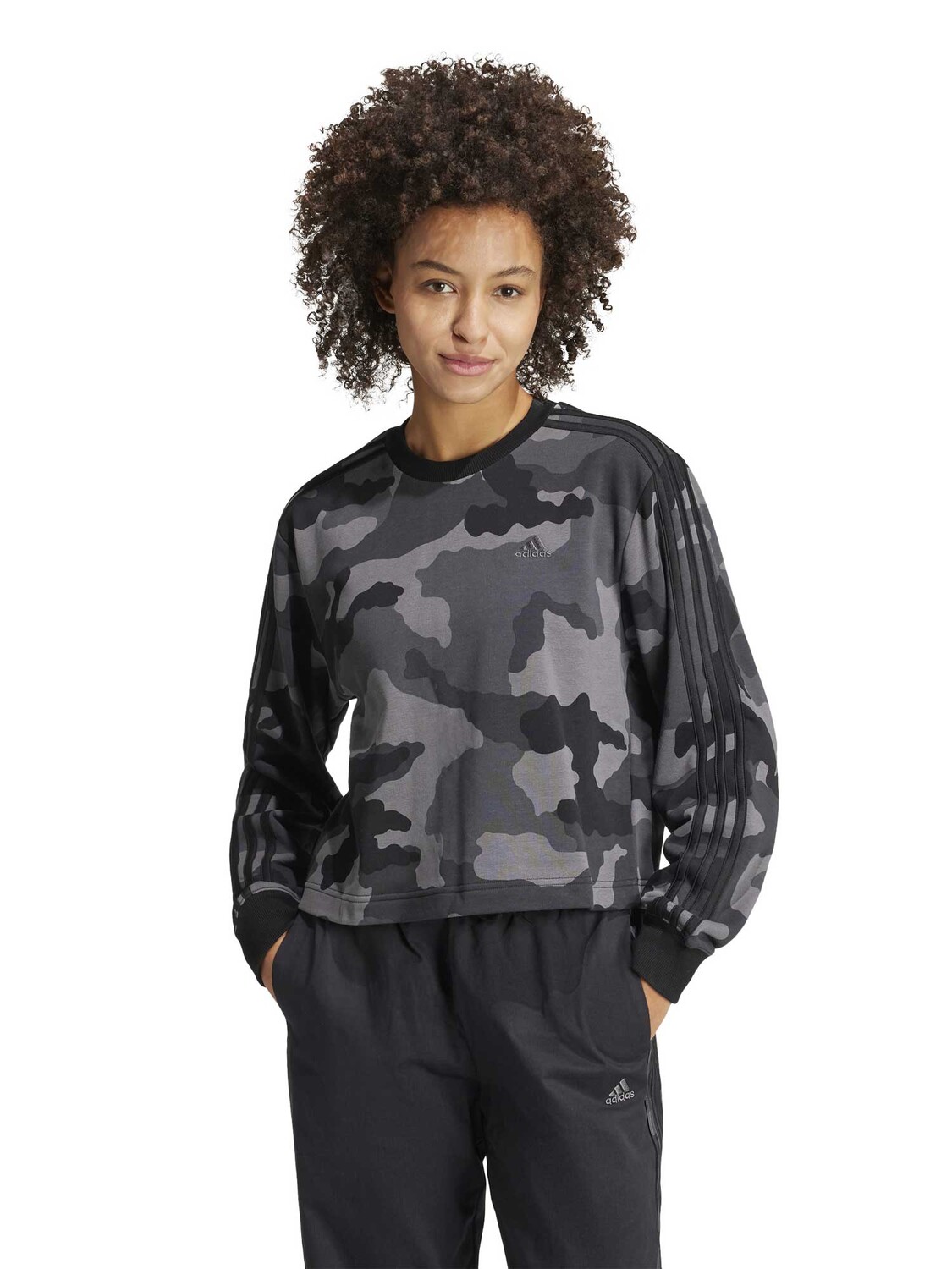 

Блуза Adidas Sportswear Essentials 3-Stripes Camo-Print Cropped, черный