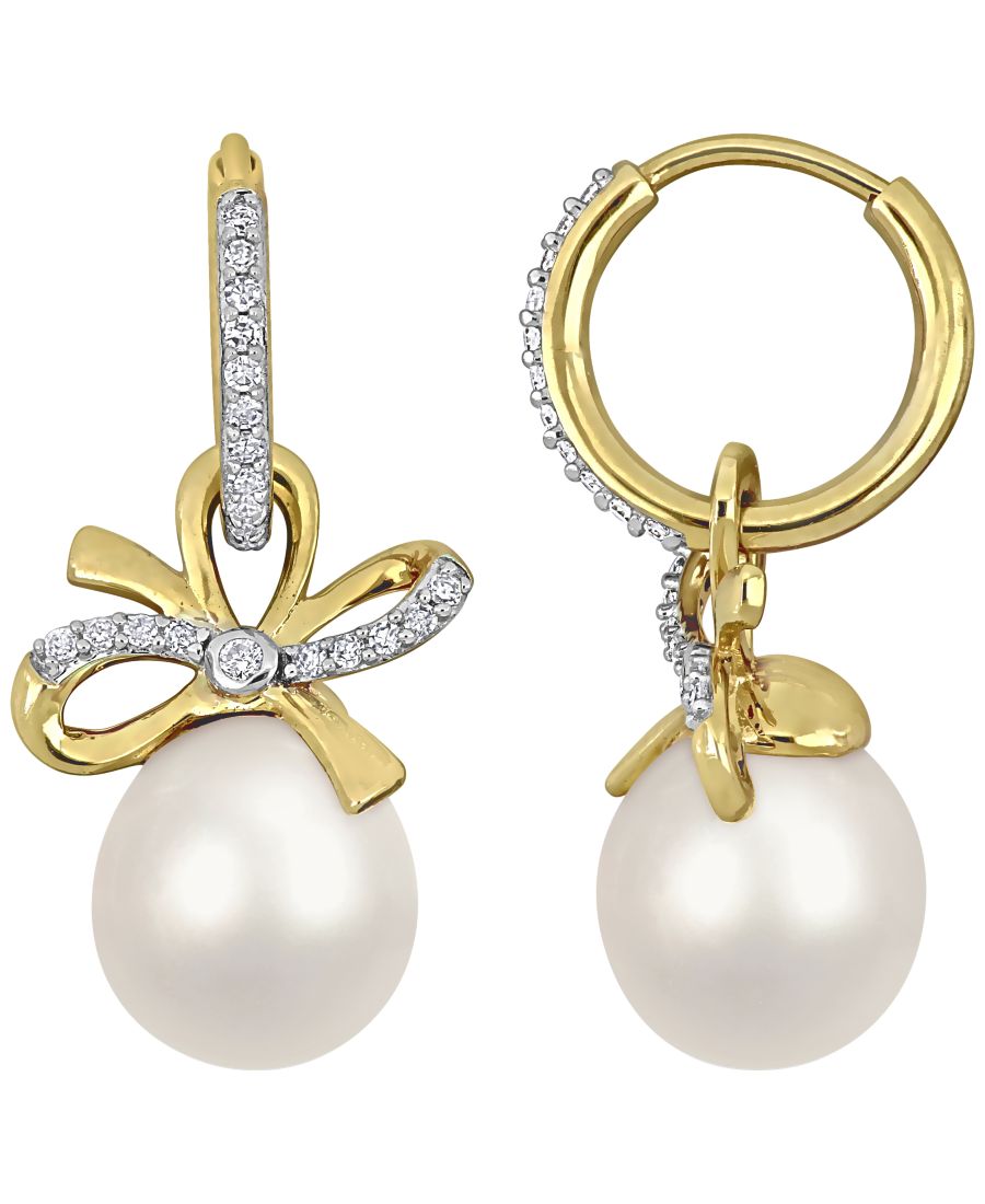 

Серьги-подвески в виде бантика из культивированного пресноводного жемчуга (9-10 мм) и белого сапфира (общий вес 3/8 карата) в оправе из стерлингового серебра с покрытием из 18-каратного золота Macy's, Gold