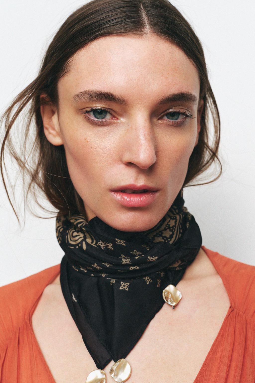 

Модальный шарф с принтом и искусственным жемчугом ZARA, черный