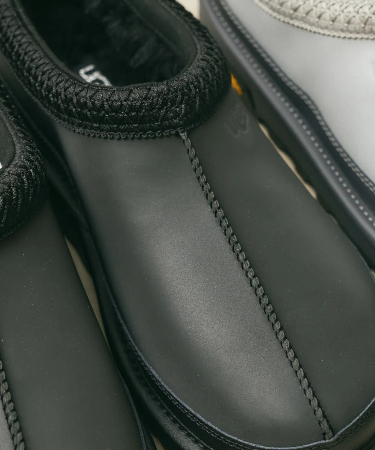 Ботинки TASMAN REFLECTIVE UGG с отражающим материалом, черный — фото 2
