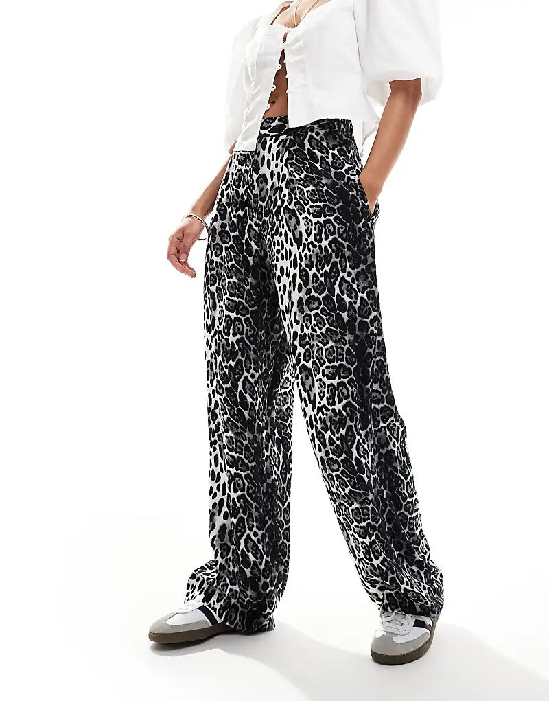 

Свободные брюки-стринги с монохромным животным принтом ASOS DESIGN