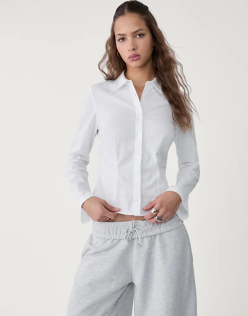 

Приталенная рубашка Stradivarius белого цвета