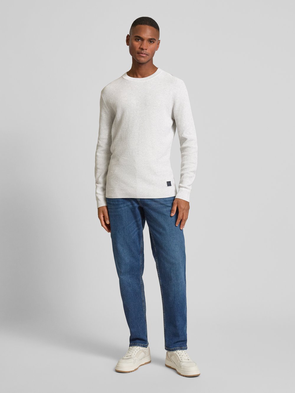 

Вязаный свитер прямого кроя из чистого хлопка с фактурным узором Tom Tailor, светло-серый