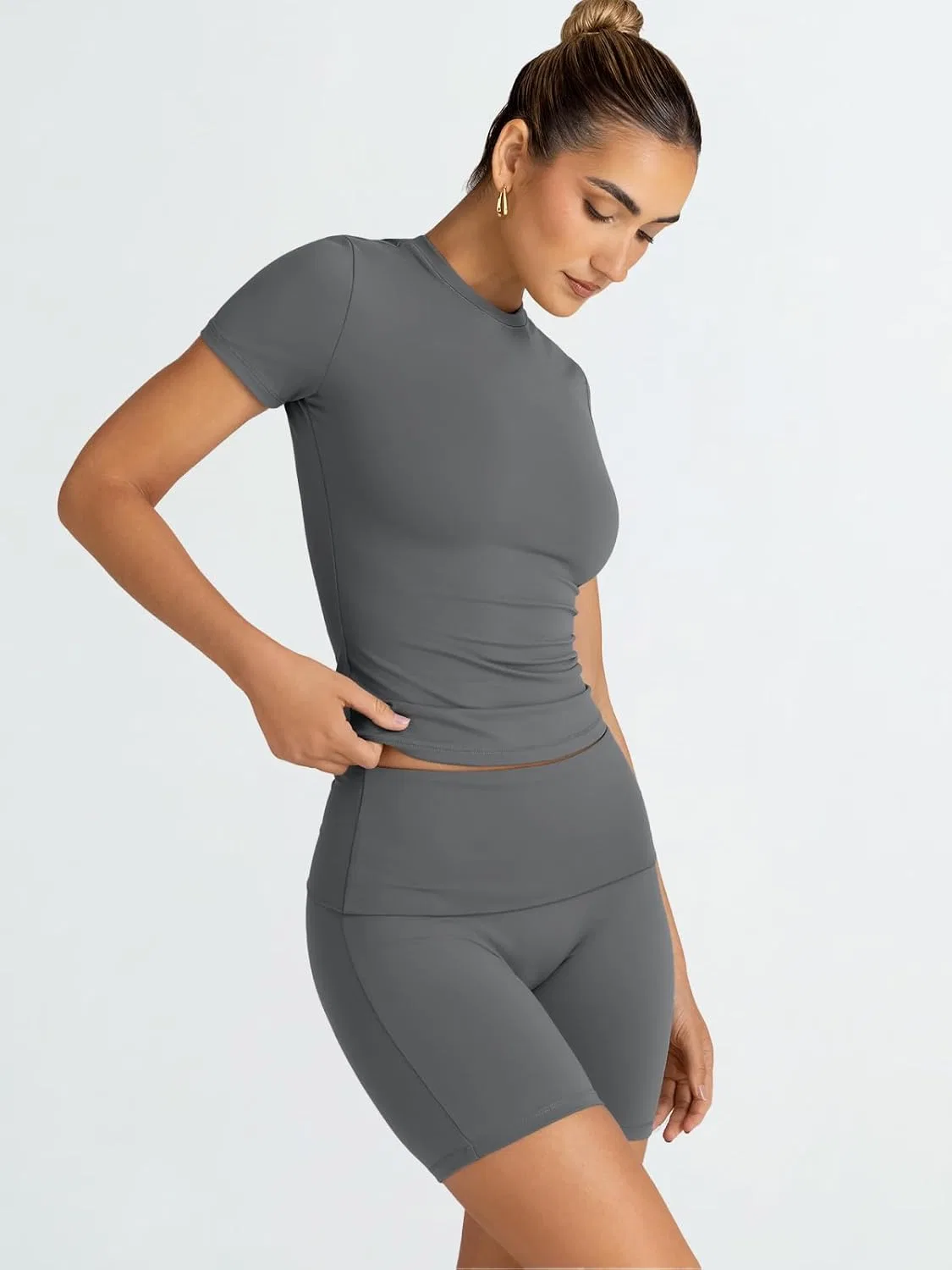 Trendy Queen Модный комплект из двух предметов для летних тренировок, спортивный костюм, шорты, одежда для пилатеса и йоги, одежда для прогулок, весенняя спортивная удобная одежда для активного отдыха, темно-серый — фото 3