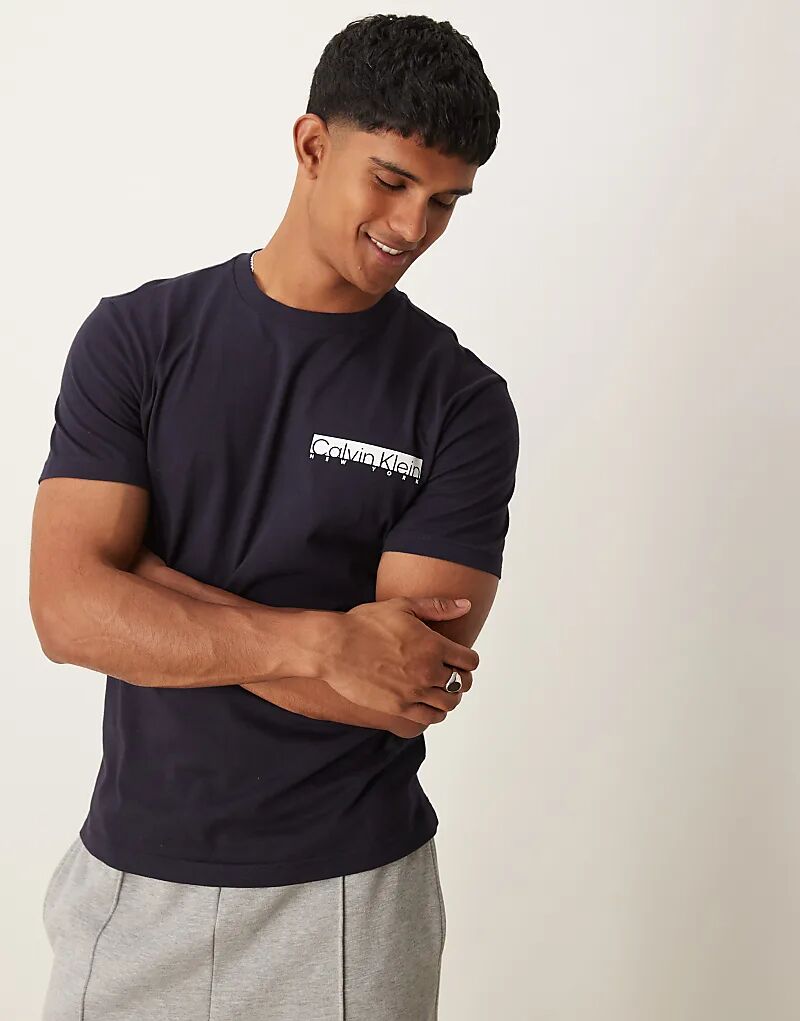 

Футболка с логотипом chest box темно-синего цвета Calvin Klein