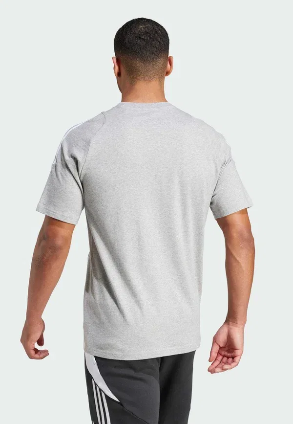 Футболка Adidas Performance Tiro 24 Sweat Tee Print, средне-серый меланж с белым — фото 2