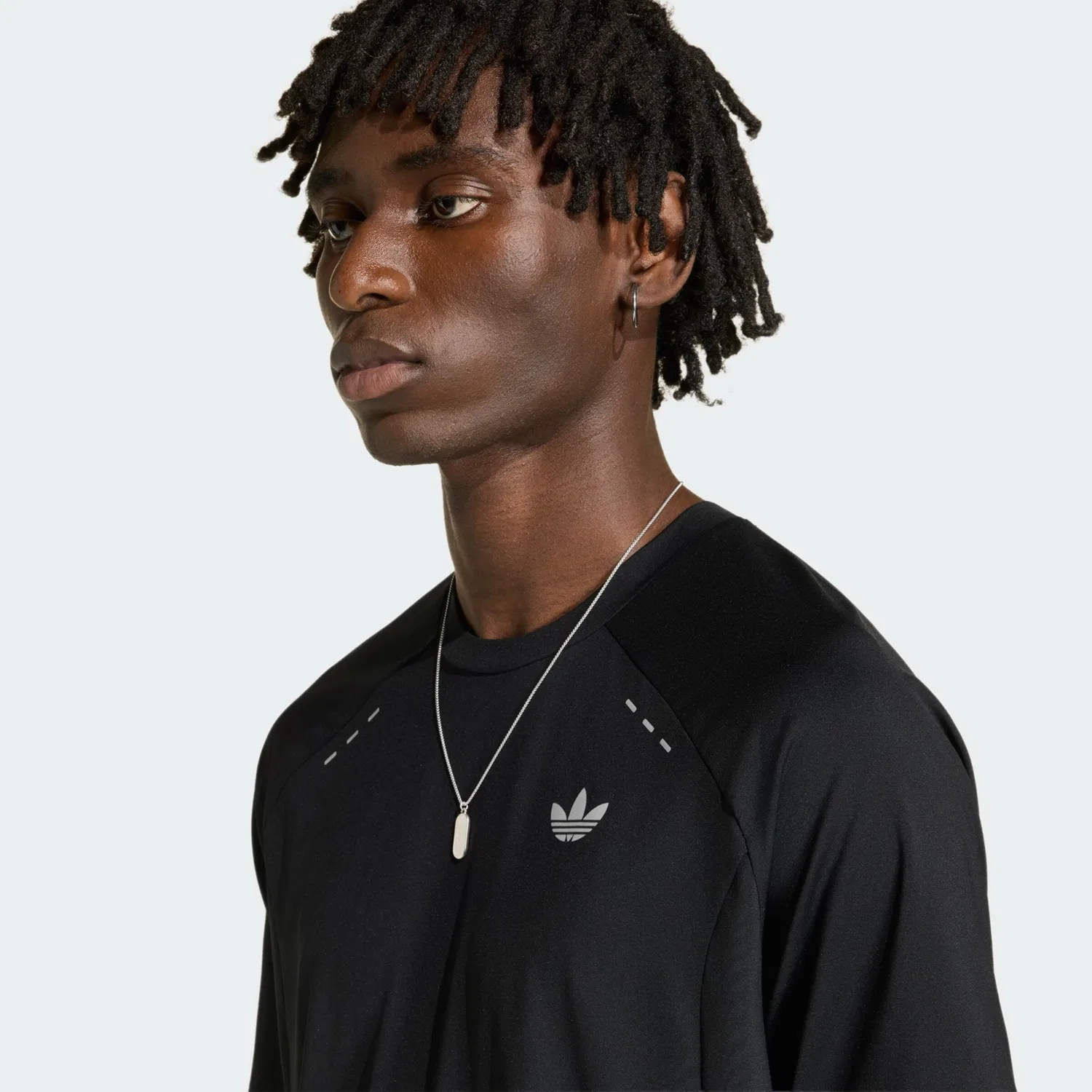 Футболка Adidas Originals ESSENTIALS черного цвета — фото 4