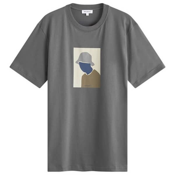 

Футболка с принтом кепки Йоханнеса Norse Projects, серый