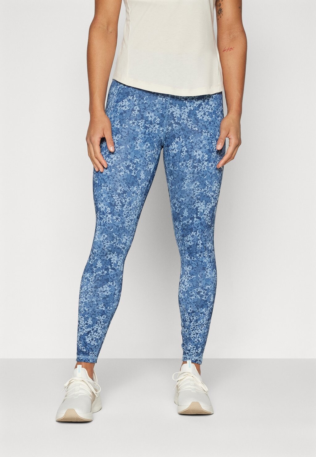 

Леггинсы TRAIN 7/8 Puma, цвет club navy/floral print