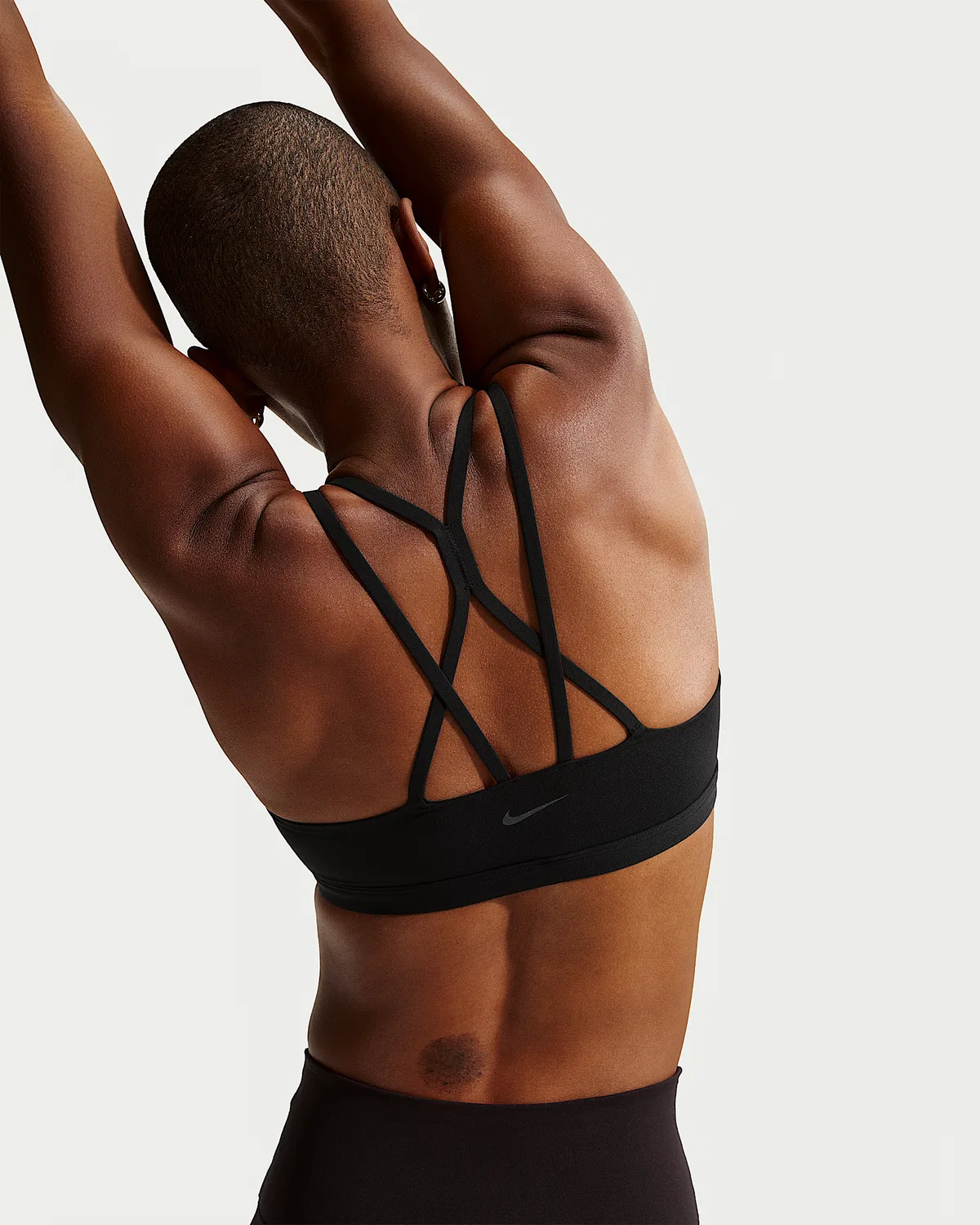 Женский спортивный бюстгальтер Nike Zenvy Strappy с легкой поддержкой и чашками, Black/Cool Grey — фото 3