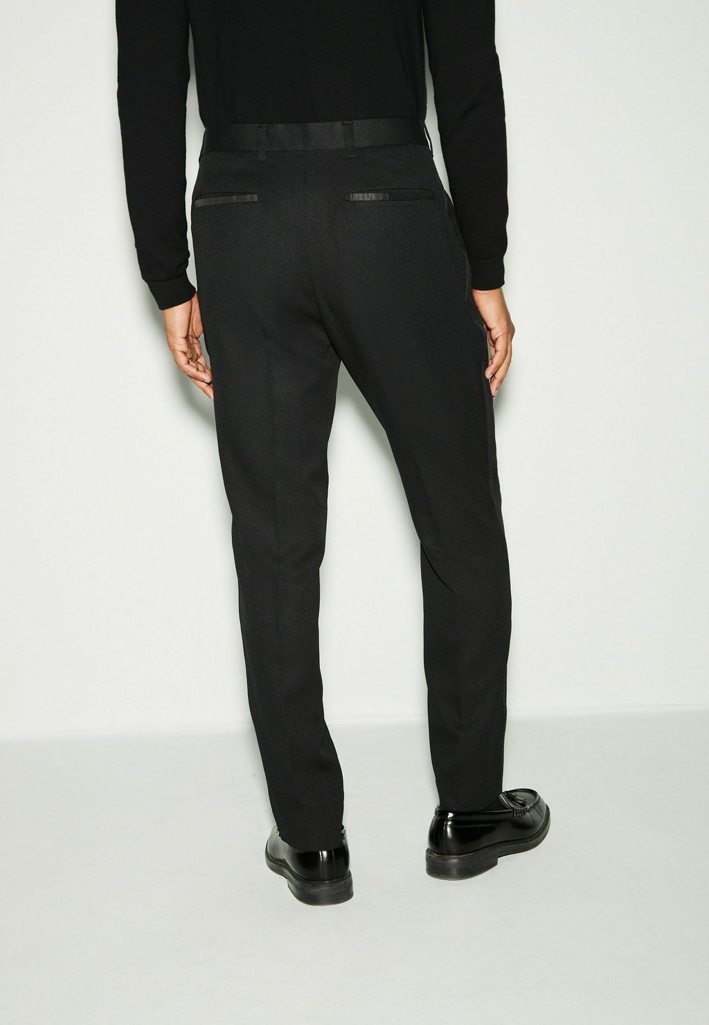 Чиносы REGULAR FIT - TAPE DETAIL TEXTURED TUXEDO Next, черный — фото 3