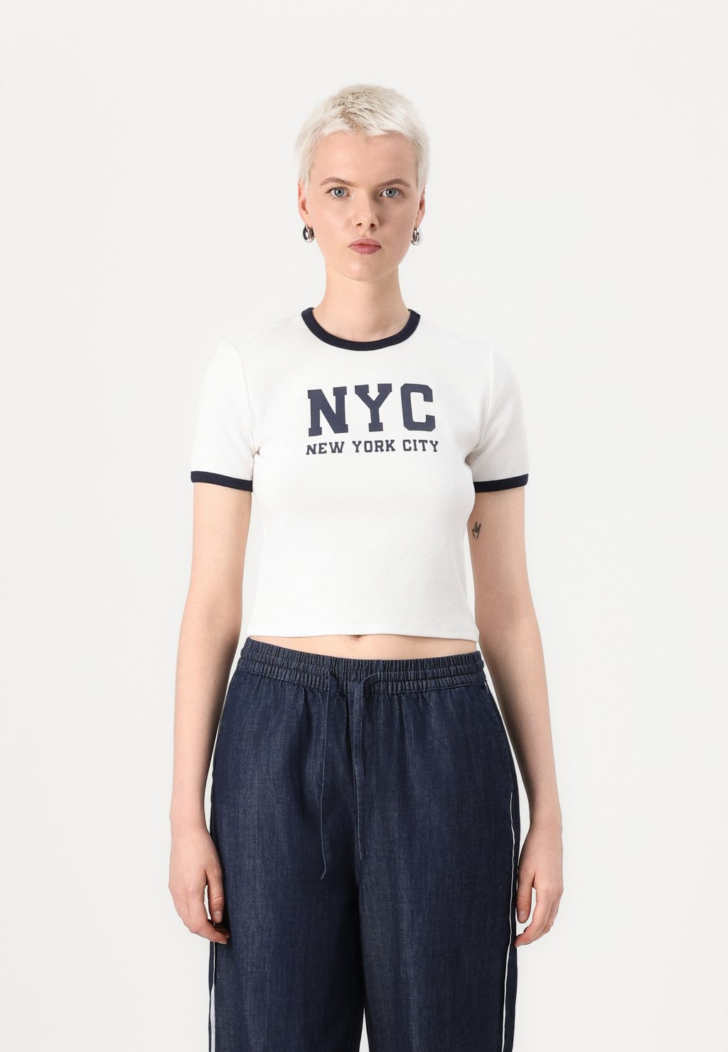 

Футболка с принтом ONLVIKKA O NECK SHORT ONLY, белый