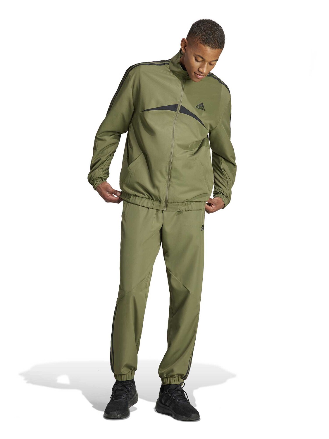 

Спортивный костюм Adidas Sportswear Sportswear Woven Chevron Tracksuit, зеленый