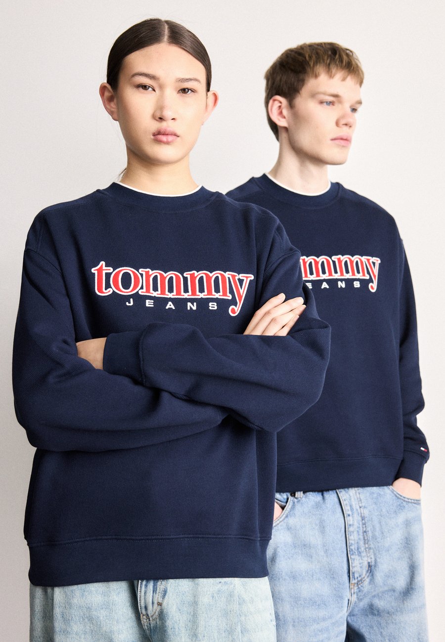 

Толстовка Tommy Jeans 90S TEXTURE GRAPHIC CREW UNISEX, Dark Night Navy/Dark Blue