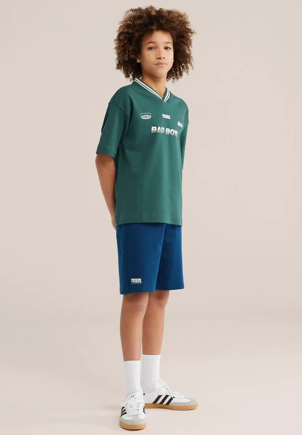 Футболка с принтом "плохие парни" We Fashion, Dark Green
