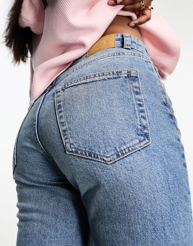 

Комфортные джинсы прямого кроя с высокой посадкой Pull&Bear средне-синего цвета