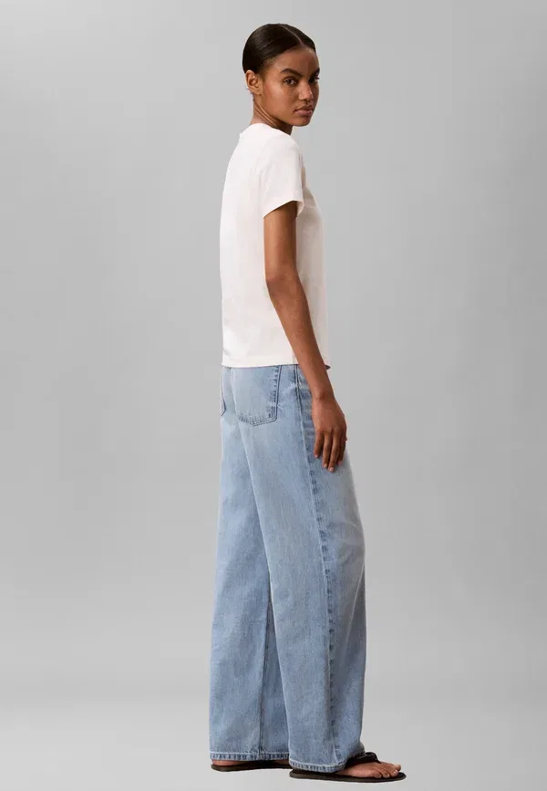 Футболка Calvin Klein Crew Tee Basic, цвет тофу — фото 2