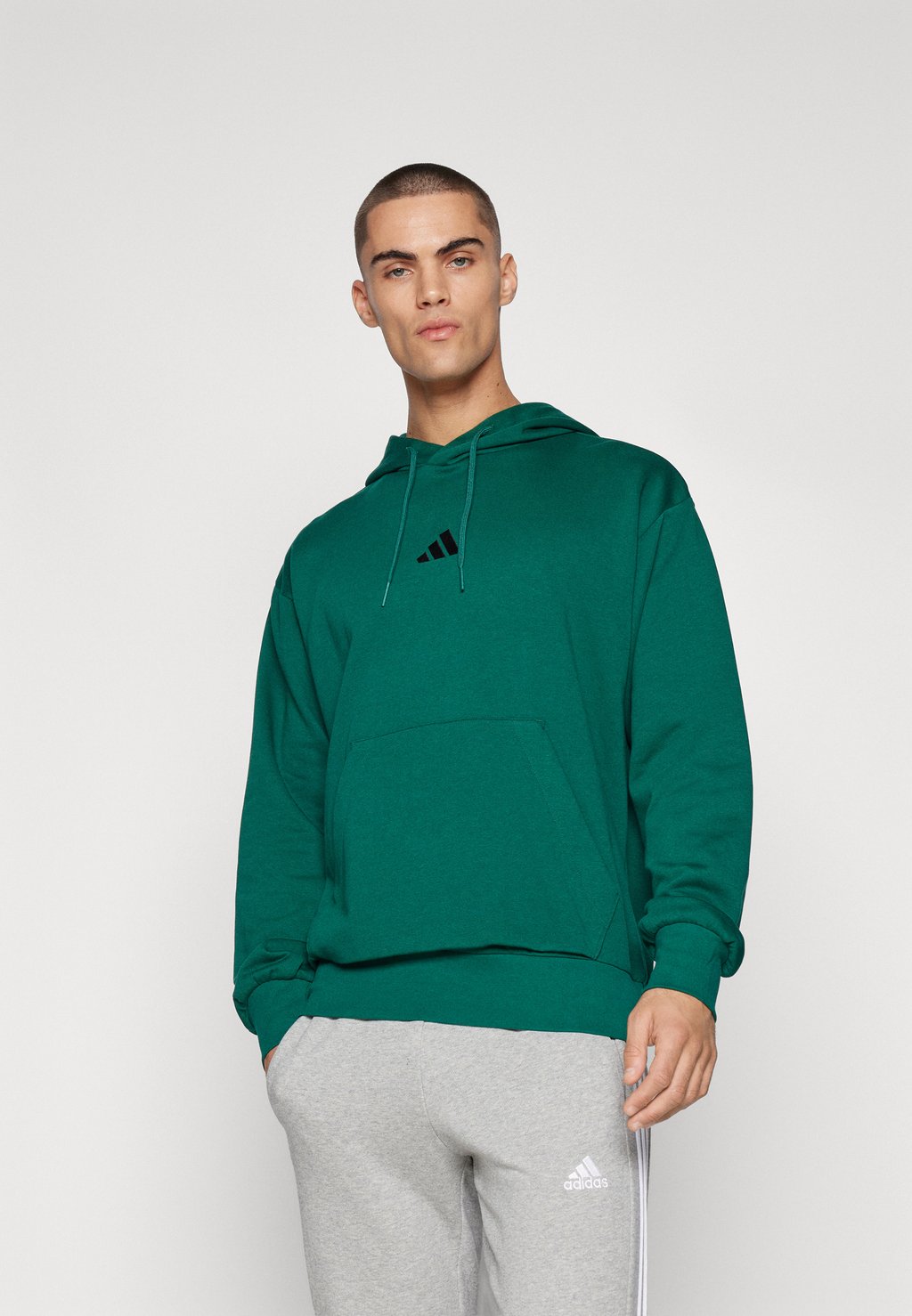 

Толстовка с капюшоном ESSENTIALS FEEL COZY adidas Sportswear, зеленый