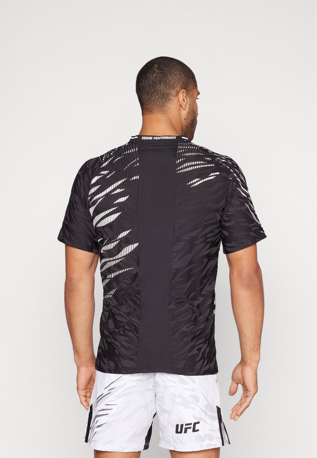 

Спортивная футболка UFC AUTHENTIC FIGHT NIGHT MENS Venum, черный