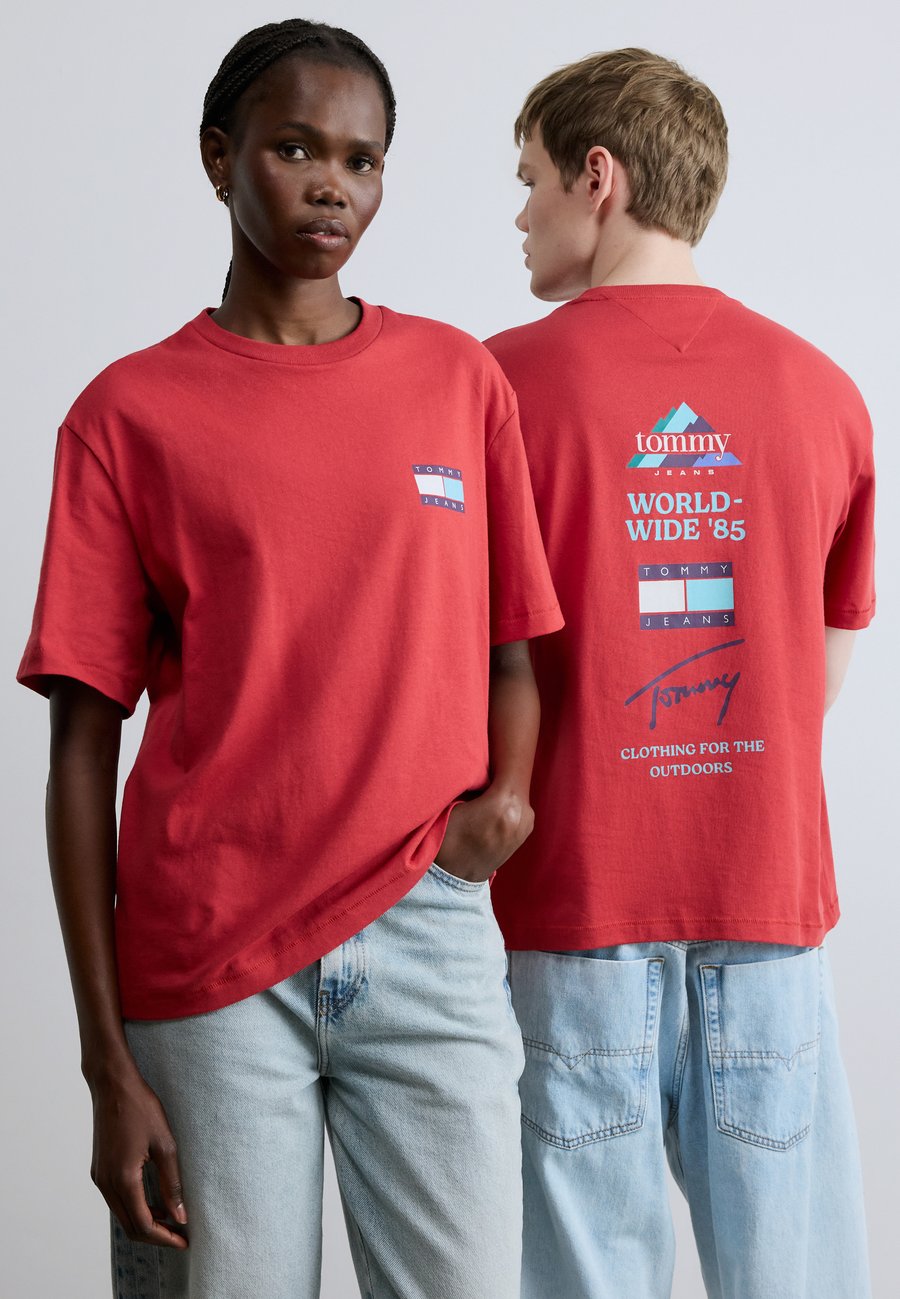 

Футболка Tommy Jeans 90S PEAKS BACKPRINT TEE UNISEX, Terracotta Red/Red, Красный, Футболка Tommy Jeans 90S PEAKS BACKPRINT TEE UNISEX, Terracotta Red/Red