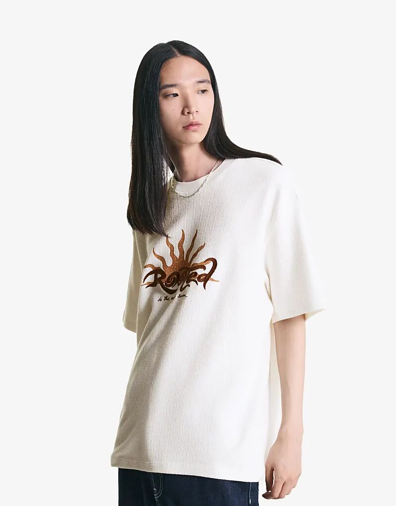 

Футболка Bershka Textured с короткими рукавами и вышивкой белого цвета