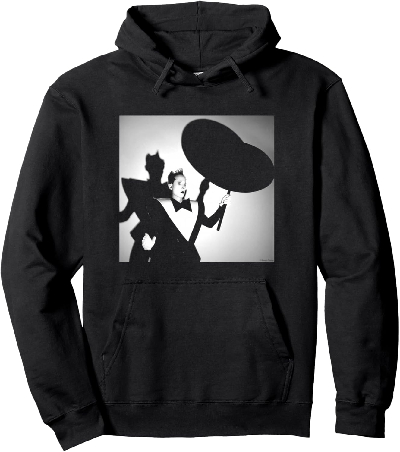 

Клаус Сноу, пластиковый смокинг, Лондон, фото, толстовка Саймона Фаулера Simon Fowler Photography, черный