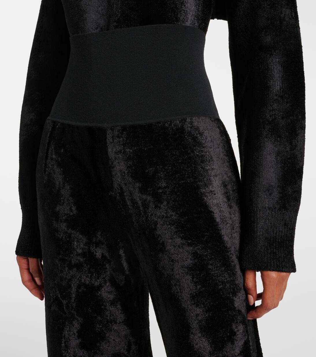 Прямые брюки из бархата Alaïa, цвет noir alaia — фото 4