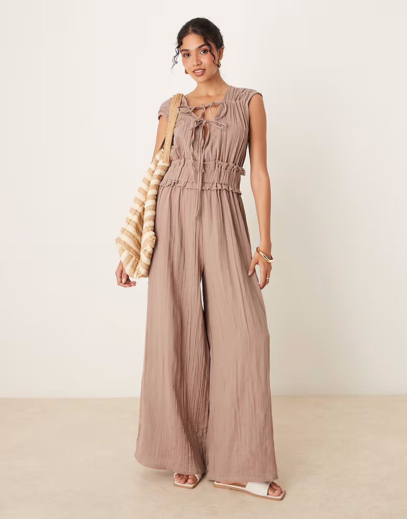 

Комбинезон ASOS DESIGN из двойной ткани со сборками на груди в серо-коричневом цвете
