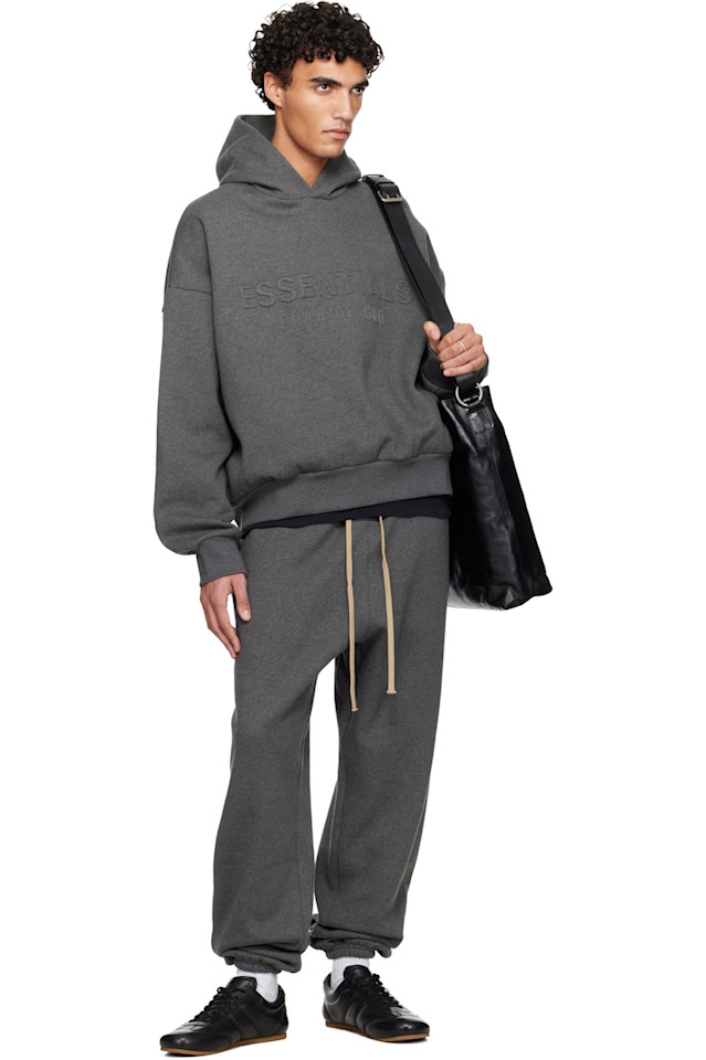 Fear Of God Essentials Классическая толстовка с тиснением «essentials» серого цвета с праздничной тематикой — фото 4