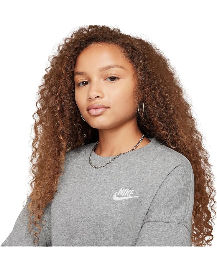 Толстовка Nike Kids Club Fleece Boxy Crew-Neck Sweatshirt, цвет Dark Grey Heather/White — фото 3