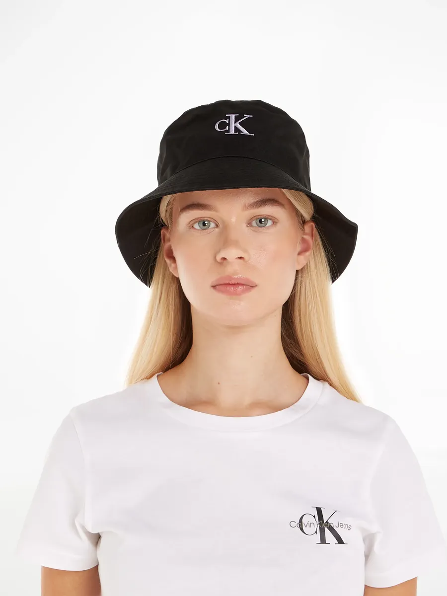 

Панама Calvin Klein Jeans "MONOGRAM EMBRO BUCKET HAT" с вышитым логотипом, цвет Black/Pastel Lilac