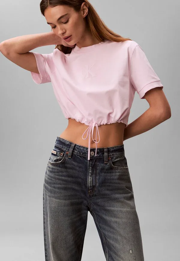 

Укороченная базовая футболка с поясом на талии и логотипом. Calvin Klein Jeans, Cradle Pink, Розовый, Укороченная базовая футболка с поясом на талии и логотипом. Calvin Klein Jeans, Cradle Pink