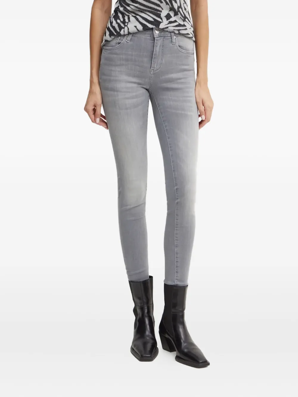 

Зауженные джинсы с табличкой-логотипом Armani Exchange, серый