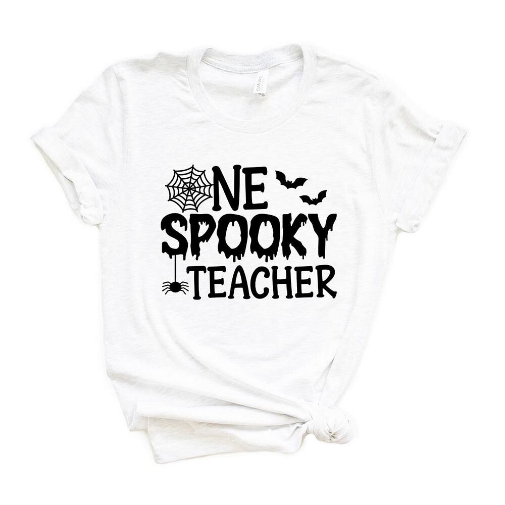 

Футболка с короткими рукавами и рисунком One Spooky Teacher Simply Sage Market, белый