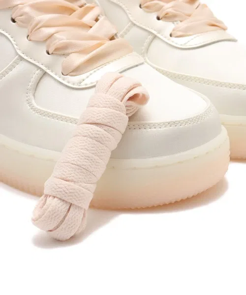 Женские кроссовки Nike Air Force 1 '07 LV8 из сатина белые — фото 4