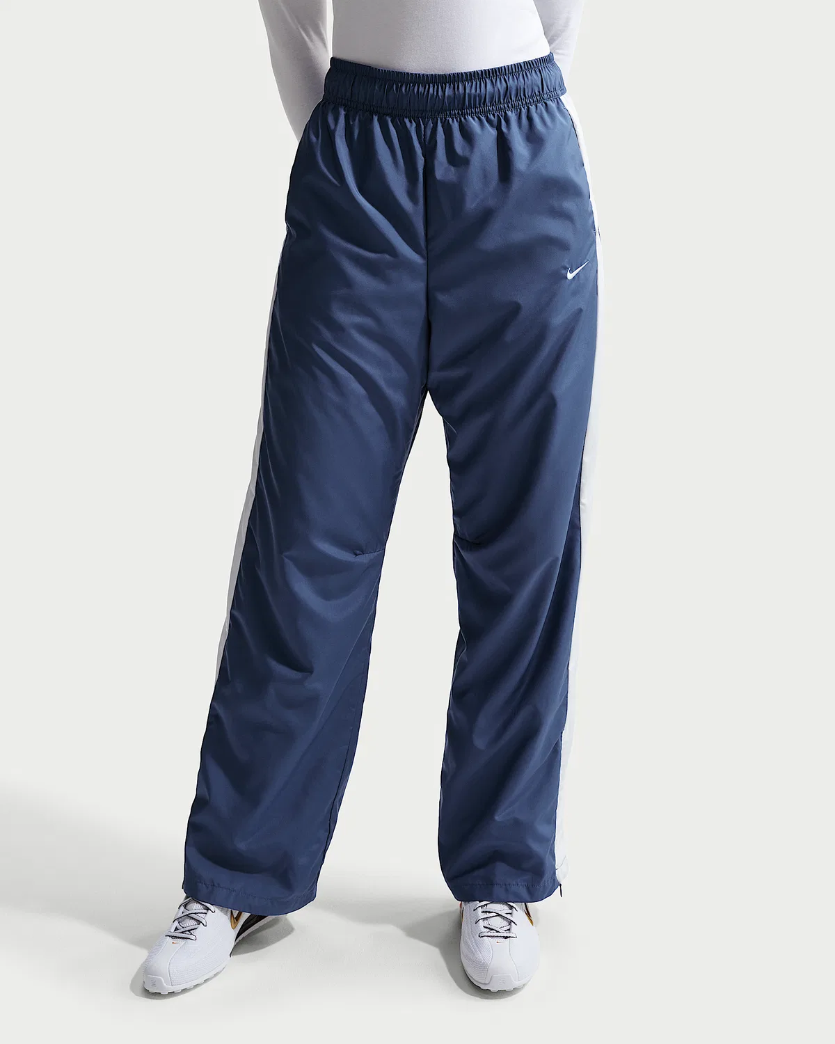 Женские брюки со свободным низом и средней посадкой Nike Sportswear Classic, Mystic Navy/White/Sail — фото 2