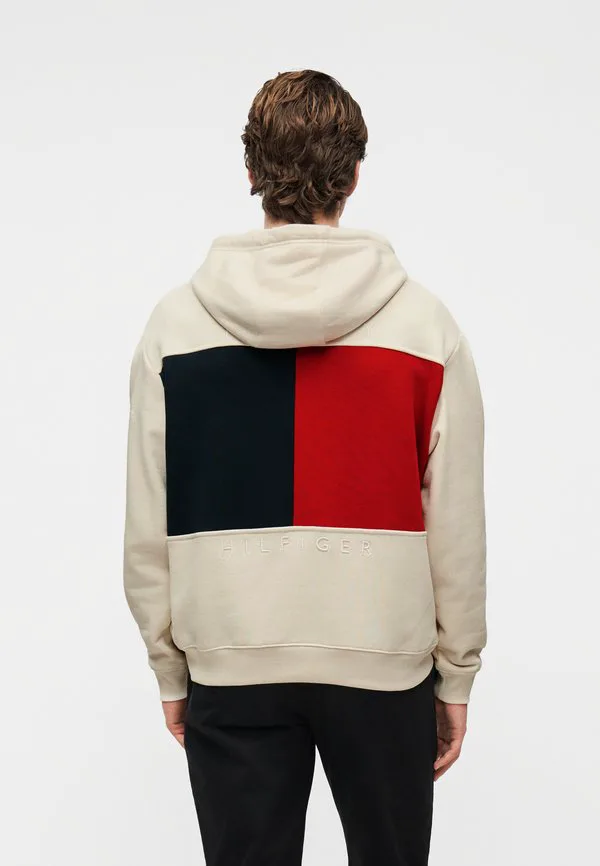 

Свободная толстовка с капюшоном и флагом из махровой ткани. Tommy Hilfiger, Ivory Petal, Бежевый, Свободная толстовка с капюшоном и флагом из махровой ткани. Tommy Hilfiger, Ivory Petal