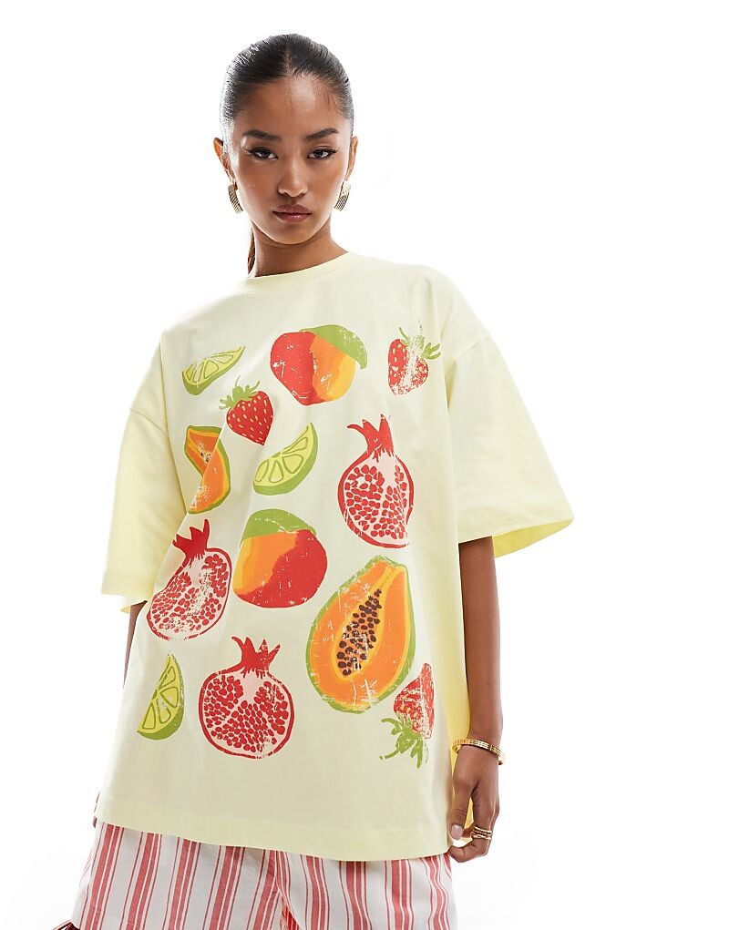 

ASOS DESIGN – желтая футболка оверсайз с принтом тропических фруктов