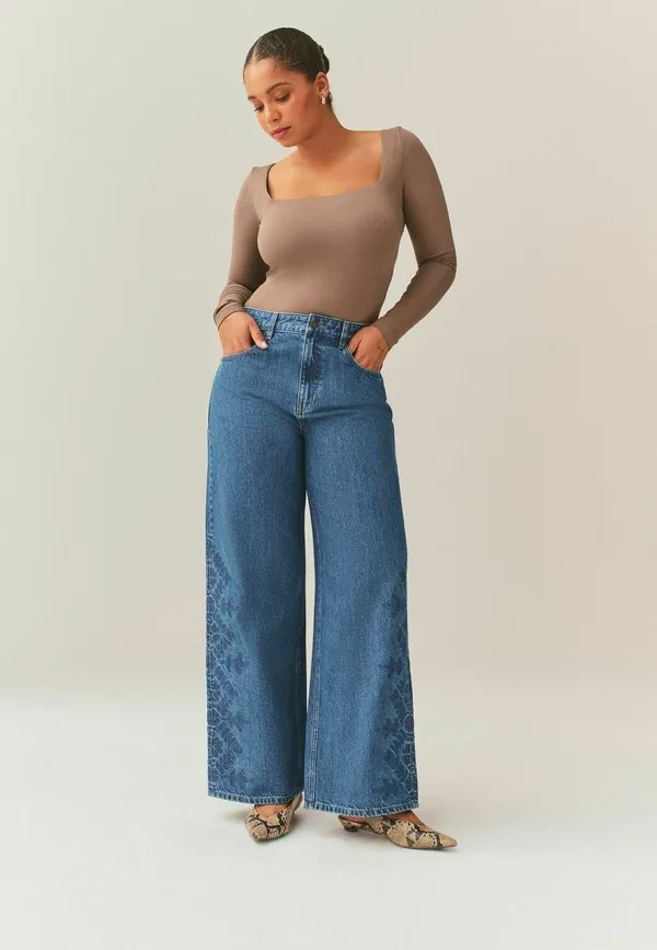 Джинсы Next Petite fit hourglass wide leg jeans, расслабленная посадка, вышивка, средне-голубой деним — фото 2