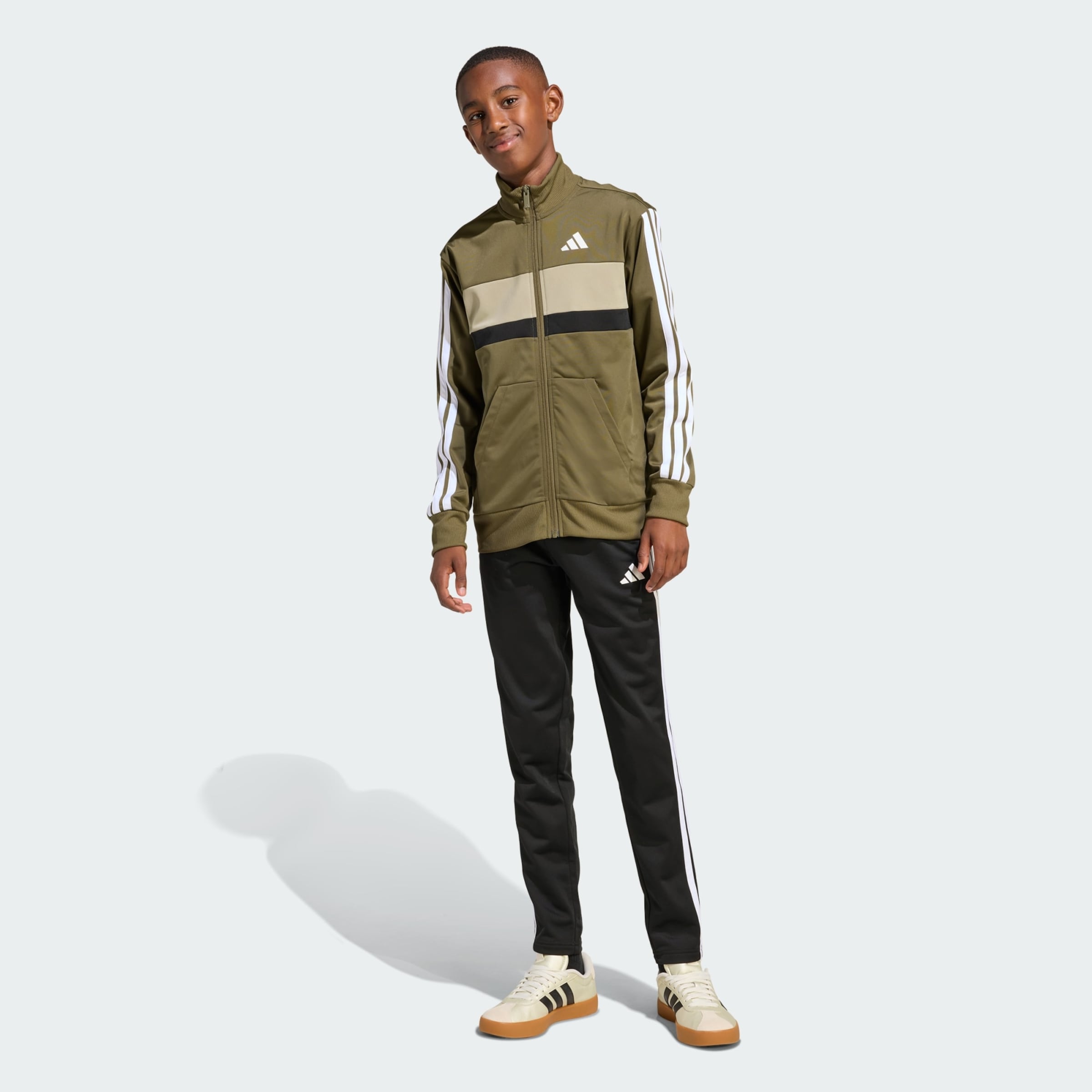 Adidas Sportswear Спортивный костюм 'Seasonal Essentials Tiberio' в цвете оливковый, черный — фото 2