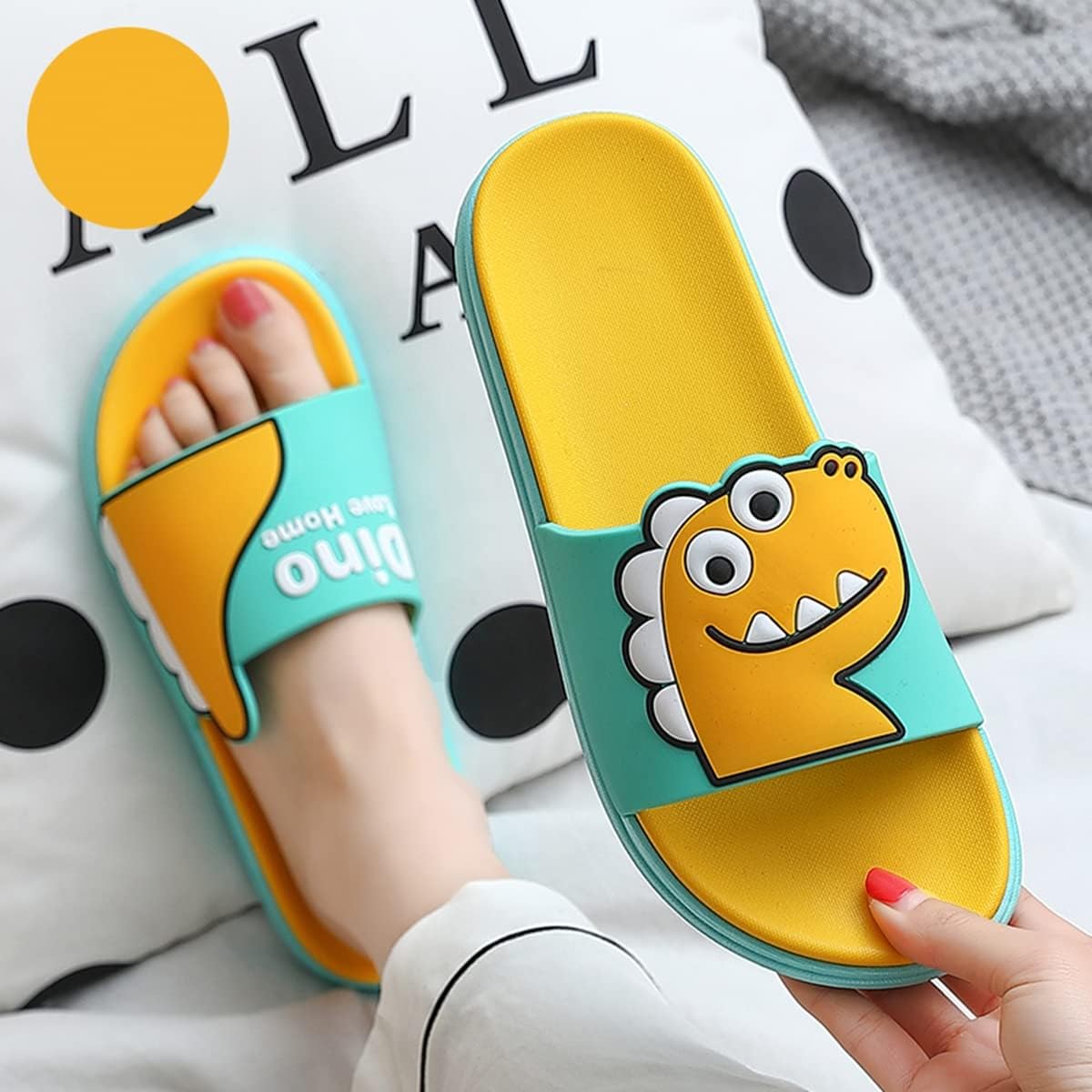 Тапочки Aoakva Kawaii с милым мультяшным динозавром, кломпы для девочек и женщин, летние шлепанцы для душа, нескользящие пляжные обувь из мягкого ПВХ, зеленый/желтый — фото 2