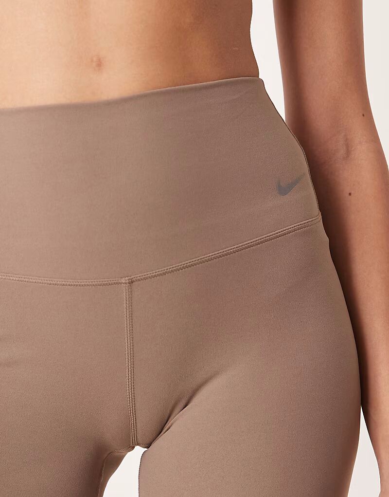 Шорты Nike Training Zenvy Dri-FIT soft touch с высокой талией длиной 5 дюймов коричневого цвета — фото 4