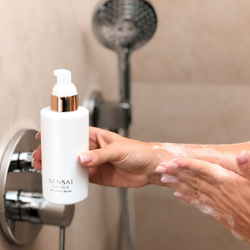 Гель для душа cellular performance body care the silk - shower cream Sensai, объем 200 мл — фото 2